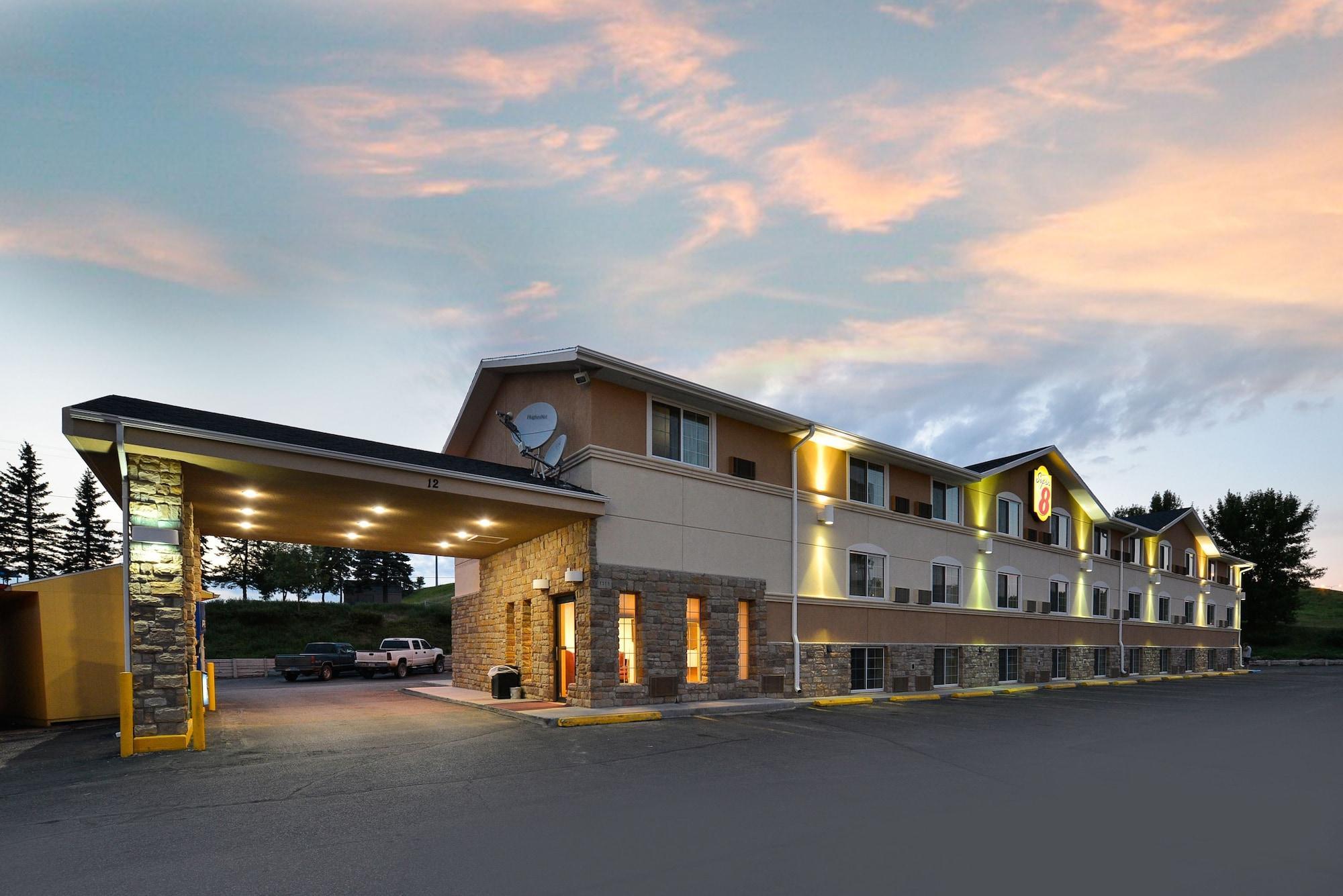 Super 8 By Wyndham Minot Airport Hotel Exterior photo