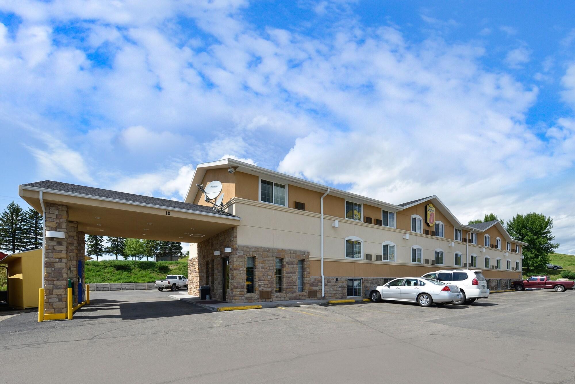 Super 8 By Wyndham Minot Airport Hotel Exterior photo