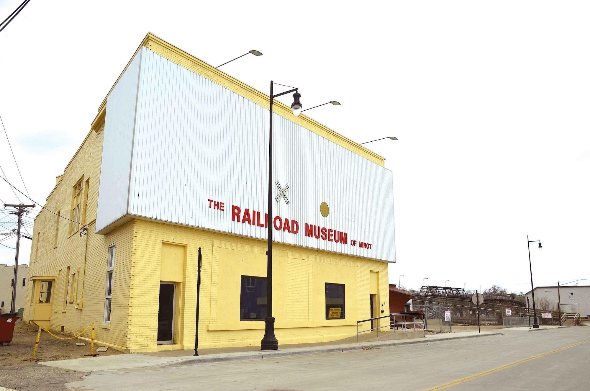 Super 8 By Wyndham Minot Airport Hotel Exterior photo